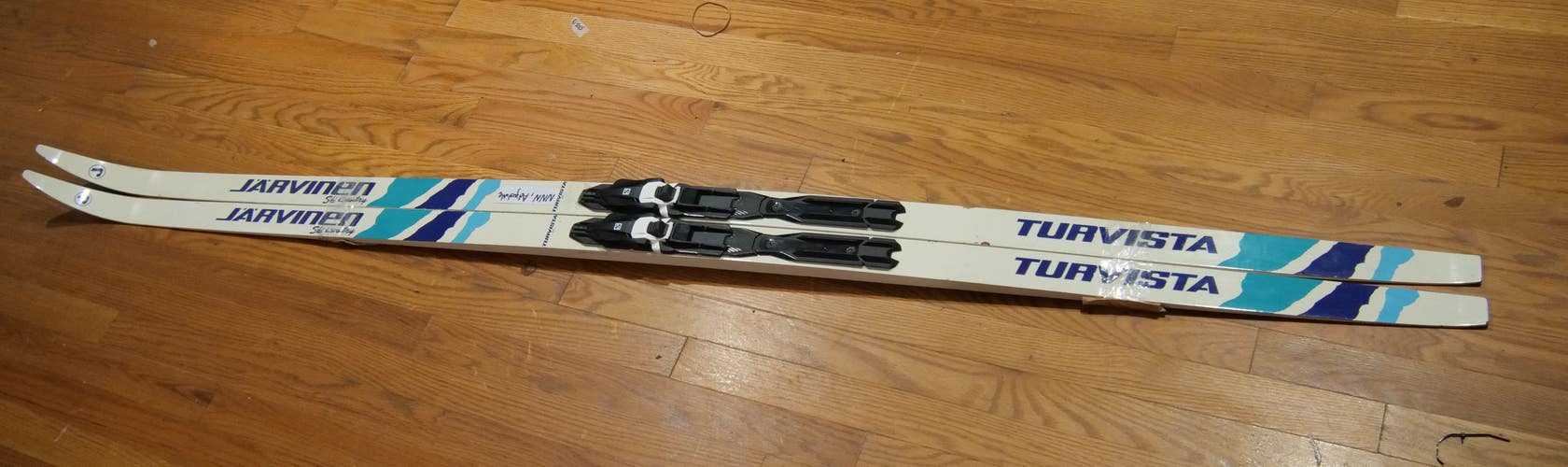 Jarvinen Turvista Cross Country Skis Waxless with NNN bindings and Free Poles (if needed)