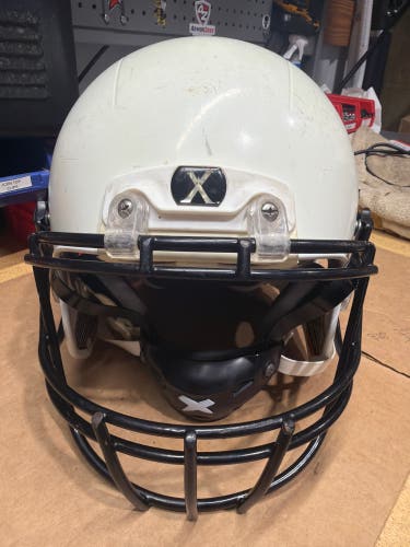 USED XENITH X2E+ YOUTH FOOTBALL HELMET - LARGE - WHITE