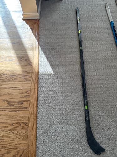 Senior Bauer AG5NT Right Handed Hockey Stick 77 Flex (Used)