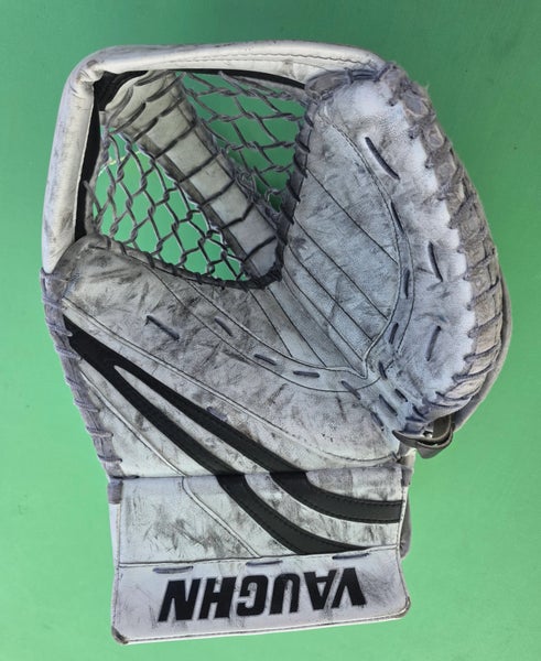 Intermediate Vaughn Ventus SLR Pro Goalie Glove Regular