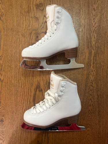 Jackson Ultima Mystique Figure Skates Junior 2 (Used)