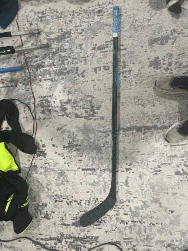 Junior Bauer Twitch Right Handed Hockey Stick P28 40 Flex (Used)