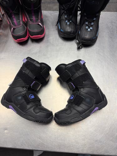 3Y (Big Kids / Youth) Snowboard Boots (Used)