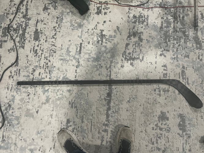 Youth Extra Lite Right Handed Hockey Stick P28 30 Flex (New)