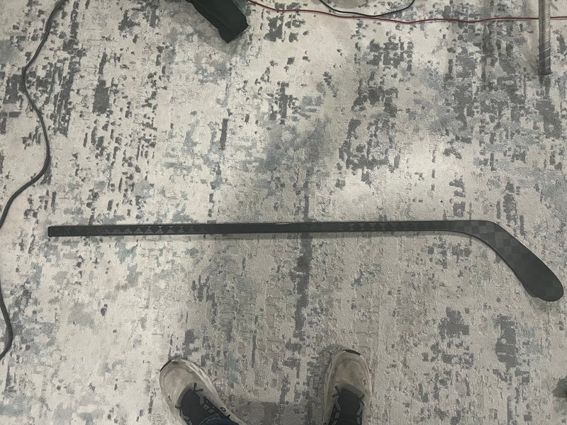 Youth Extra Lite Right Handed Hockey Stick P28 30 Flex (New)