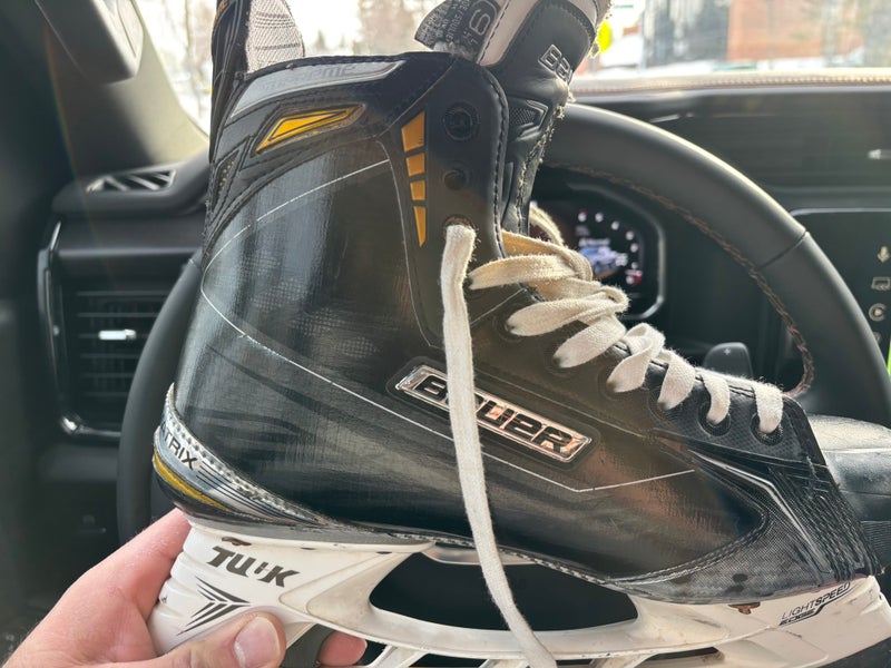 2017 Bauer Supreme Matrix Hockey Skates Regular Width 9.5 (Used)