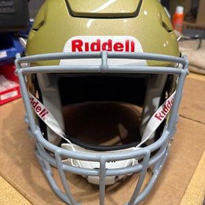 USED RIDDELL FLEX ADULT HELMET - MEDIUM - VEGAS GOLD
