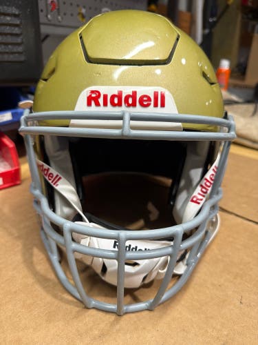 USED RIDDELL FLEX ADULT HELMET - MEDIUM - VEGAS GOLD