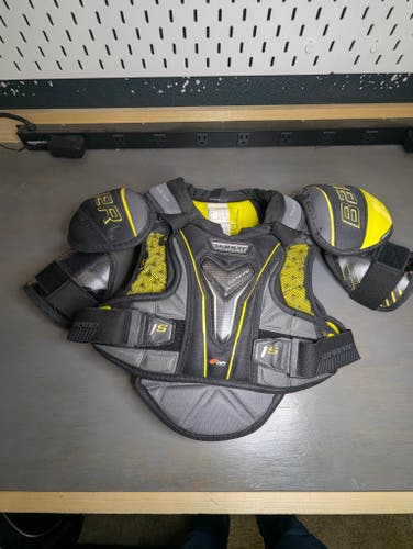 Medium Junior Bauer Supreme 1S Shoulder Pads (Used)