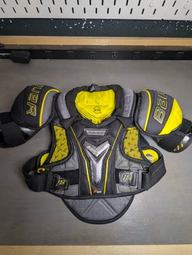 Medium Junior Bauer Supreme 1S Shoulder Pads (Used)