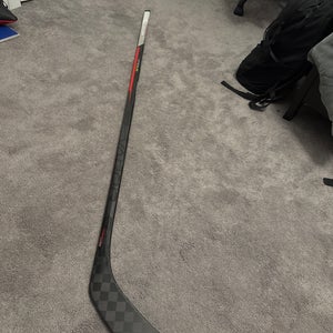 Intermediate Bauer Vapor Hyperlite Right Handed Hockey Stick PM9 65 Flex Pro Stock (New)