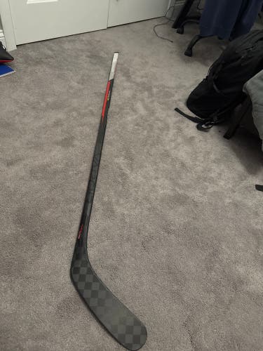 Intermediate Bauer Vapor Hyperlite Right Handed Hockey Stick PM9 65 Flex Pro Stock (New)