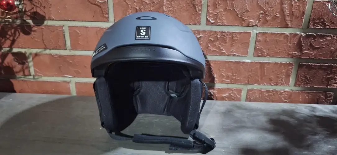 Men's Small Oakley MOD3 Helmet w/o tags (New) with accompanying pair of goggles