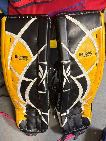 35" Reebok 9000 Goalie Leg Pads (Used)