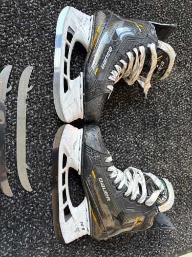 2022 Bauer Supreme M5 Pro Hockey Skates Regular Width Size 5 (Used)