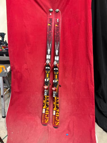 Skis: Salomon Scream 10 Hot skis, 170cm. Bindings: Salomon, binding range: 270-324mm