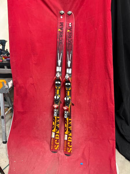 Skis: Salomon Scream 10 Hot skis, 170cm. Bindings: Salomon