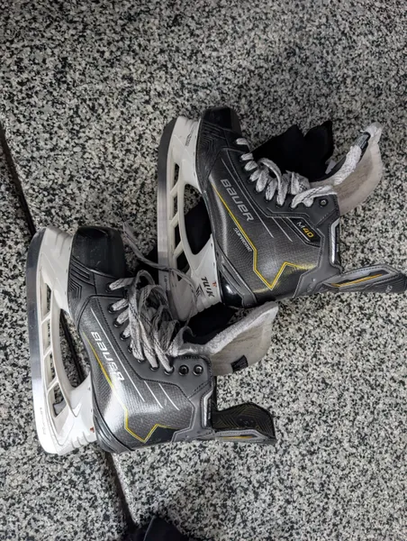 Bauer Supreme M40 Hockey Skates 10 (Used)