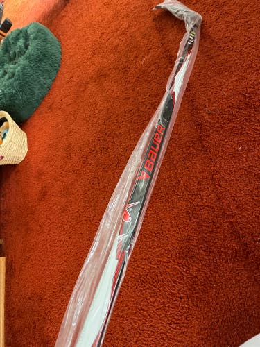 Intermediate Bauer Vapor Flylite Right Handed Hockey Stick P28 55 Flex (New)