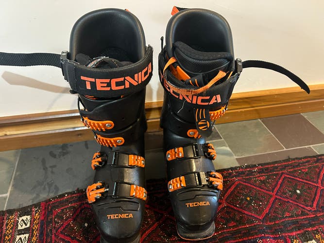 Mondo 24 & 24.5 Unisex Tecnica All Mountain Firebird WC Ski Boots Medium Flex (Used)