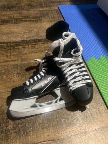 CCM Tacks 9040 Hockey Skates Size 3 (Used)
