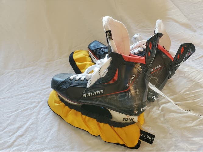 Size 8 Bauer 3X Pro Used 7 Times Excellent Condition+blade guards
