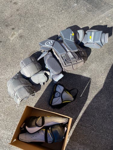 Small Vaughn VE8 Pro Carbon Goalie Chest Protector (Used)