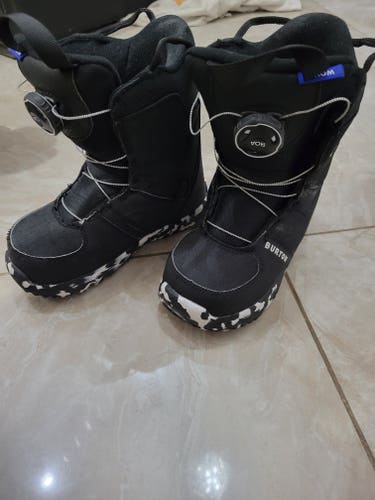 2Y (Big Kids / Youth) Burton Grom Boa Snowboard Boots (Used)