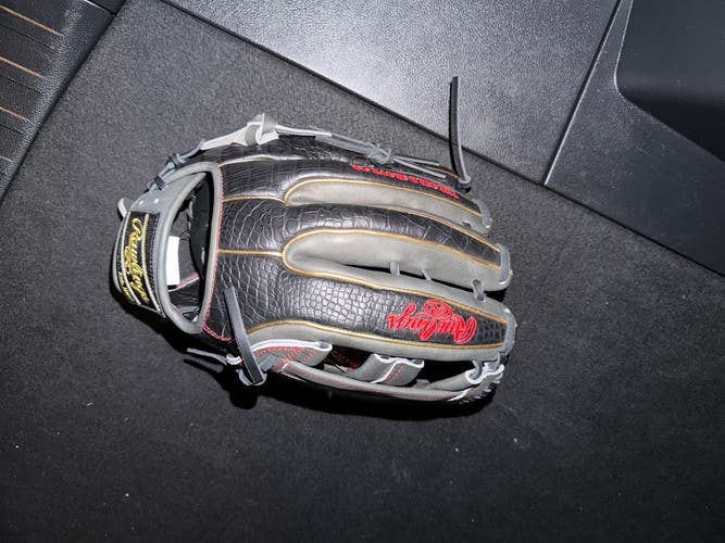 2025 Rawlings Heart of the Hide RH Outfield Baseball Glove 12.75" (New)