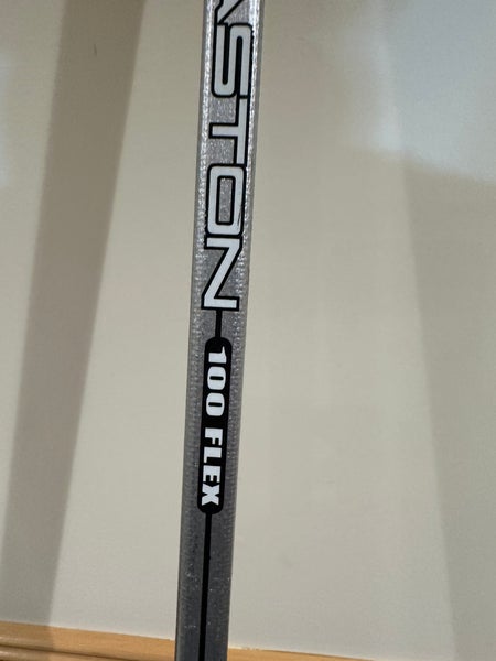 Senior Easton Original Synergy Right Handed Hockey Stick Mid Pattern 100 Flex (Used)
