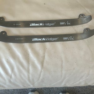 Black edge carbon blades size 7 skate