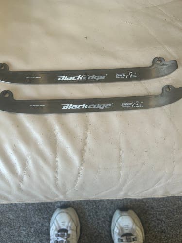 Black edge carbon blades size 7 skate