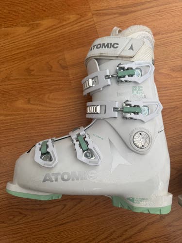 Mondo 24 & 24.5 Women's Atomic Hawx Magna Ski Boots Soft Flex (Used)