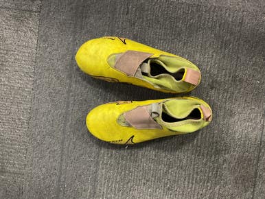 Used Nike Soccer Cleats Yellow Junior 01.5 11614-S000229355