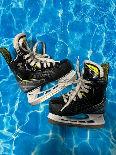 Youth Bauer Vapor 3X Hockey Skates Regular Width 10 (Used)