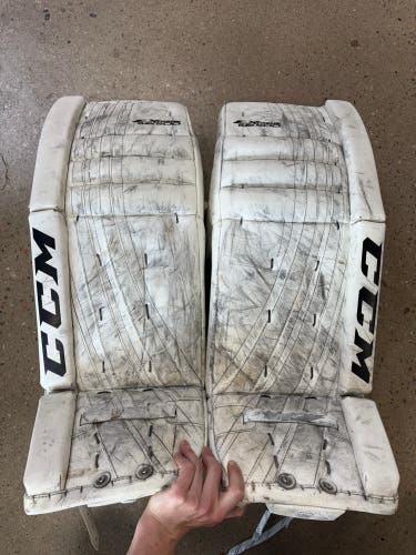 White 33+1" Senior CCM Extreme Flex 500 Goalie Leg Pads (Used)