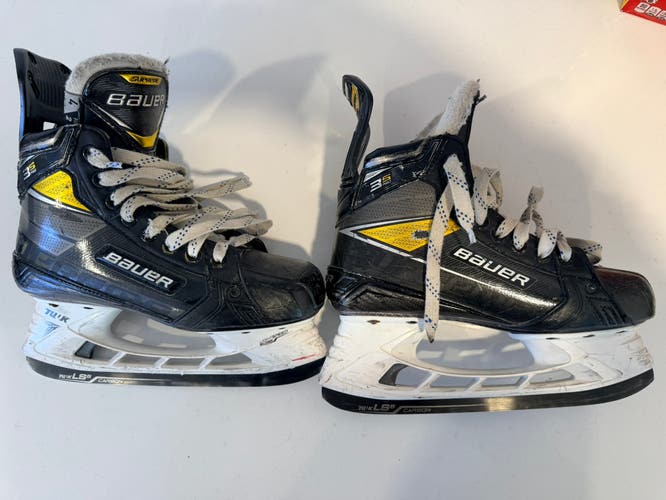 2023 Bauer Supreme 3S Pro Hockey Skates Size 4 Fit 2