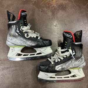 Bauer Vapor Hyperlite Hockey Skates Size 4 Fit 1  (Used)