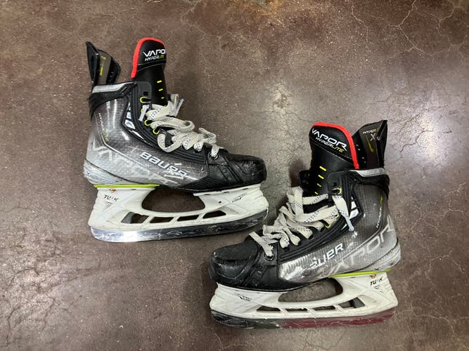 Bauer Vapor Hyperlite Hockey Skates Size 4 Fit 1  (Used)
