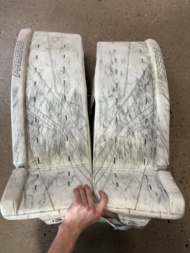 White 32+2" Senior Passau Goalie Leg Pads (Used)