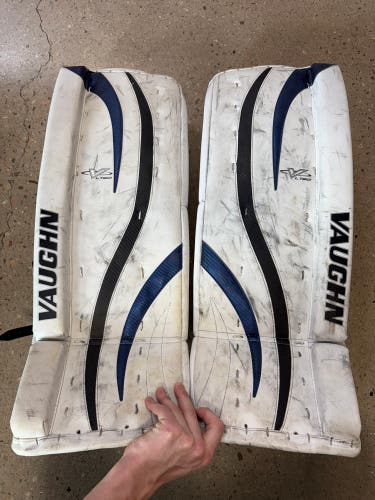 White 26+2" Junior Vaughn Ventus LT60 Goalie Leg Pads (Used)