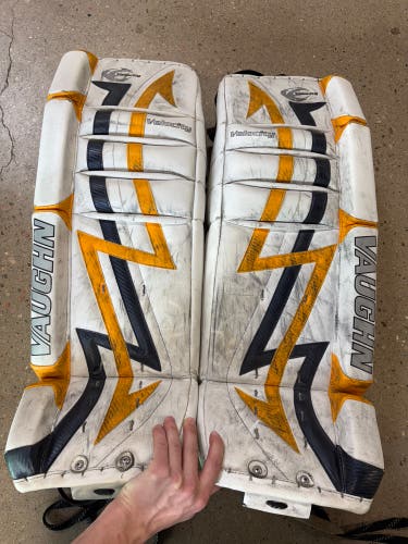 30+1" Junior Vaughn Velocity 7200 Goalie Leg Pads (Used)