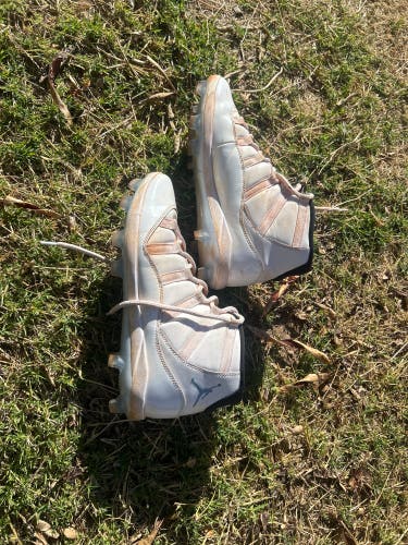 Air Jordan 11 Size M12
High Top Molded Cleats (Used)