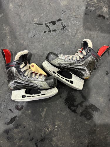 Youth Bauer Vapor X900 Hockey Skates Regular Width 12 (Used)