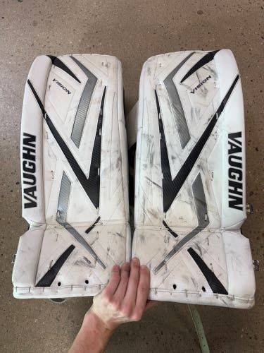 25+1" Junior Vaughn Vision 9200 Goalie Leg Pads (Used)