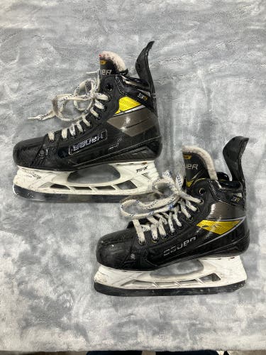 Intermediate Bauer Supreme 3S Pro Hockey Skates Size 5 (Used)