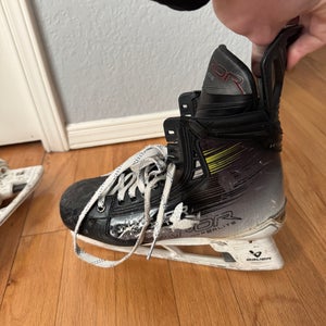 2023 Bauer Vapor Hyperlite 2 Hockey Skates Wide Width 9 (Used)