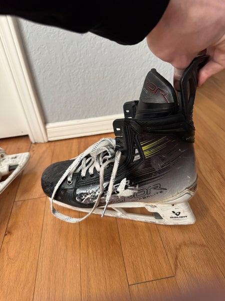 2023 Bauer Vapor Hyperlite 2 Hockey Skates Wide Width 9 (Used)