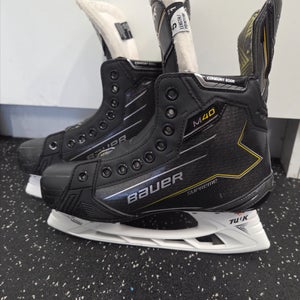 Bauer Supreme M40 Hockey Skates Regular Width Size 5 (Used)