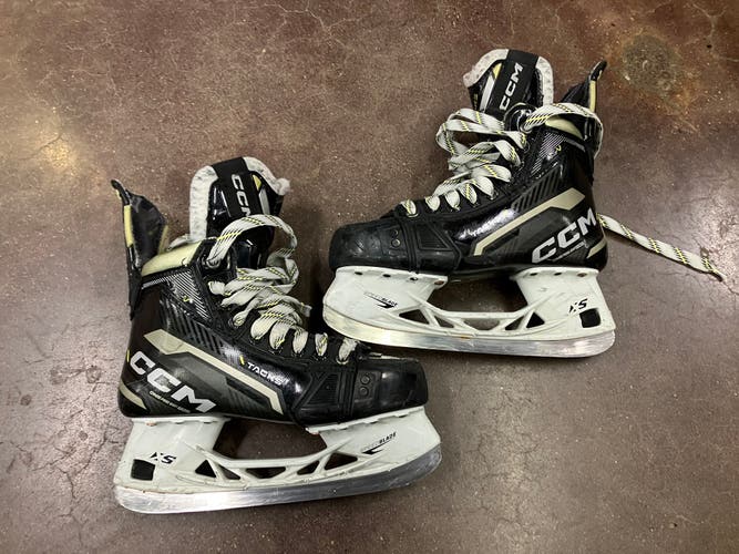 Intermediate CCM AS-V Hockey Skates Regular Width Size 5 (Used)